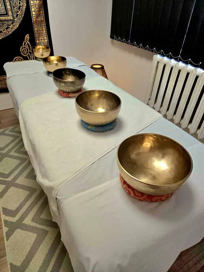 Tibeti hangtálak a masszázságyon